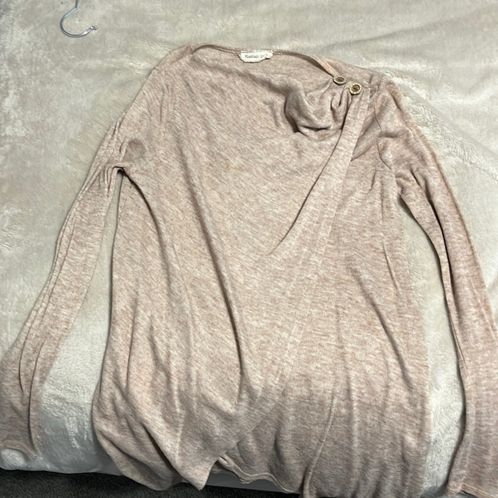 Long sleeve top with buttons in shoulder